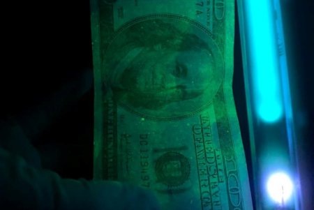 Инспектор таможни аэропорта вымогал взятку за импорт товара из Турции (фото)