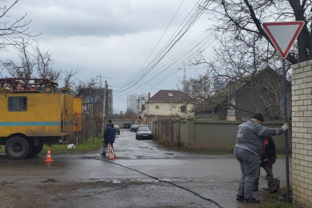 Новые дорожные знаки установили на улице Ефима Геллера (фото)