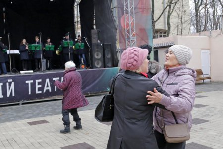 Танцы и песни: в Летнем театре одесситы отмечают европейское Рождество (фоторепортаж)