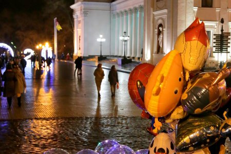 Светящиеся фигуры в Стамбульском парке и ярмарка на Приморском бульваре – город в преддверии Нового года (фоторепортаж)