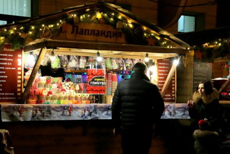 Светящиеся фигуры в Стамбульском парке и ярмарка на Приморском бульваре – город в преддверии Нового года (фоторепортаж)