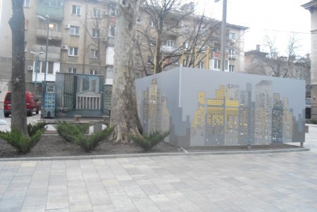 Мурал и стильные скамейки: в центре Одессы благоустроили скверик (фото)