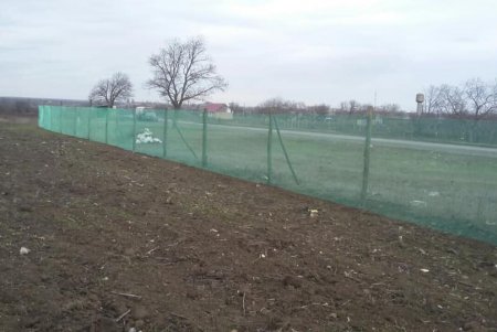 Проблемные участки трасс огораживают снегозащитными заборами (фото)