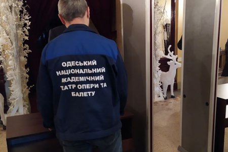 Как в Европе: на входе в Одесскую оперу установили металлодетекторы (фото)