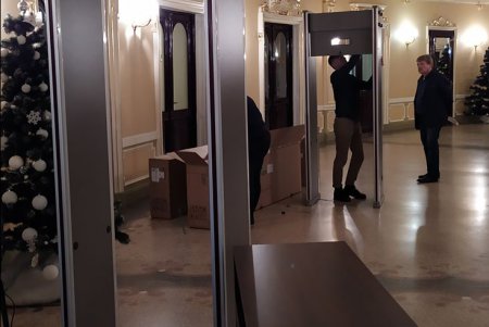 Как в Европе: на входе в Одесскую оперу установили металлодетекторы (фото)