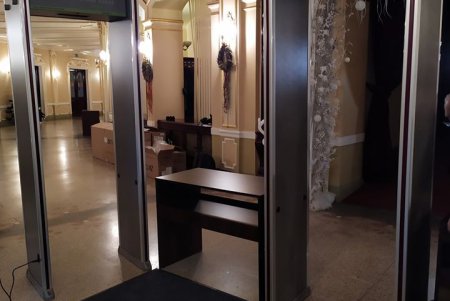 Как в Европе: на входе в Одесскую оперу установили металлодетекторы (фото)