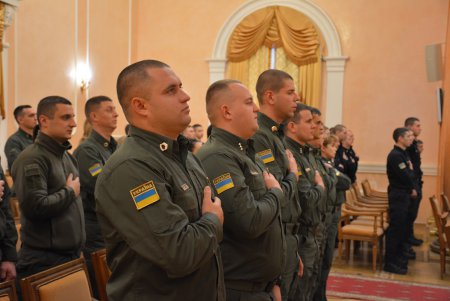 Более 20 лет провели в очереди на жилье: в Одессе пограничникам вручили сертификаты на покупку квартир (фото)
