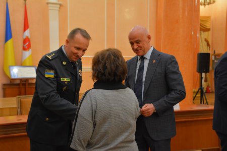 Более 20 лет провели в очереди на жилье: в Одессе пограничникам вручили сертификаты на покупку квартир (фото)