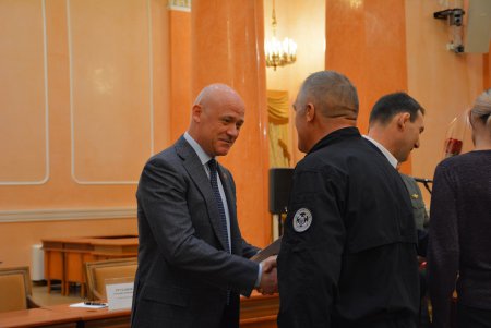 Более 20 лет провели в очереди на жилье: в Одессе пограничникам вручили сертификаты на покупку квартир (фото)