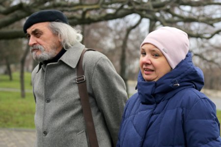 Из стекла и глины: в парке Шевченко появился арт-объект «Кордоны солнца у края степи» (фоторепортаж)