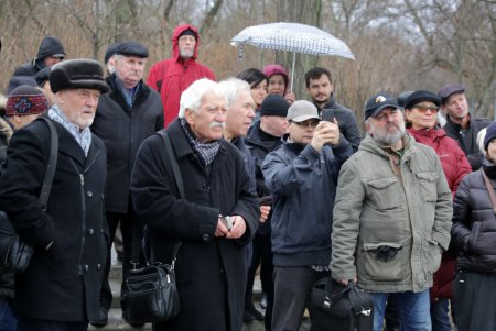 Из стекла и глины: в парке Шевченко появился арт-объект «Кордоны солнца у края степи» (фоторепортаж)