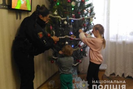 Копы поздравили маленьких одесситов с праздниками (фото) 