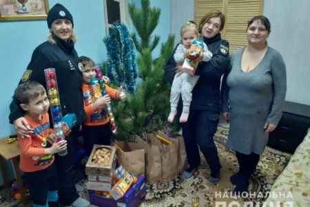 Копы поздравили маленьких одесситов с праздниками (фото) 