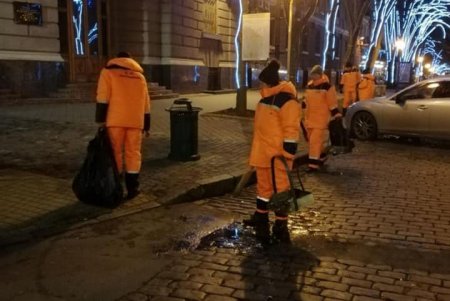 Одесса просыпается после новогодней ночи – мусор на центральных улицах уже убрали (фото)