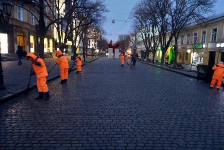 Одесса просыпается после новогодней ночи – мусор на центральных улицах уже убрали (фото)