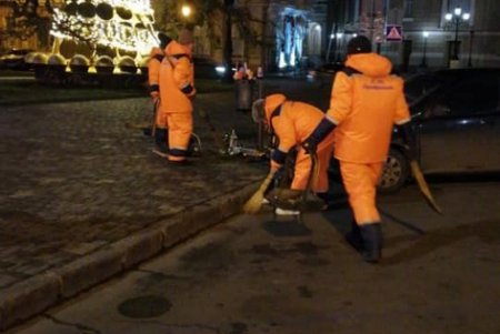 Одесса просыпается после новогодней ночи – мусор на центральных улицах уже убрали (фото)