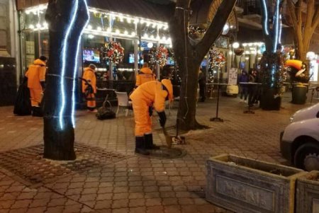 Одесса просыпается после новогодней ночи – мусор на центральных улицах уже убрали (фото)
