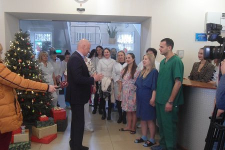 Первый родившийся в новом году одессит получил в подарок две коляски (фото) 