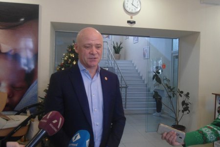Первый родившийся в новом году одессит получил в подарок две коляски (фото) 
