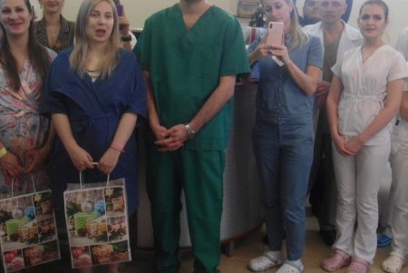 Первый родившийся в новом году одессит получил в подарок две коляски (фото) 