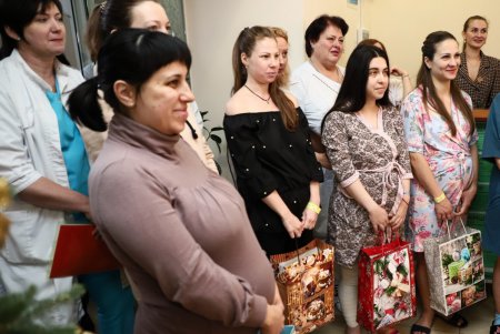 Первый родившийся в новом году одессит получил в подарок две коляски (фото) 
