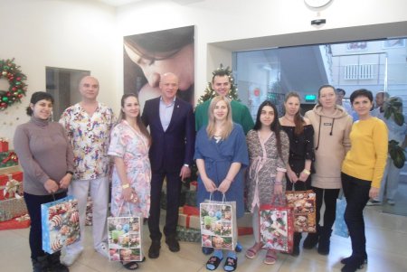 Первый родившийся в новом году одессит получил в подарок две коляски (фото) 