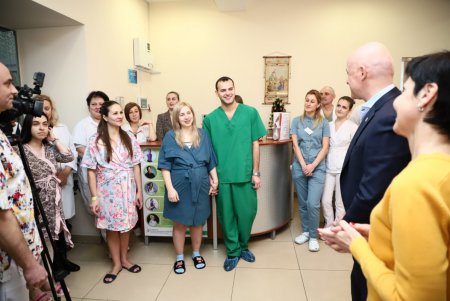 Первый родившийся в новом году одессит получил в подарок две коляски (фото) 