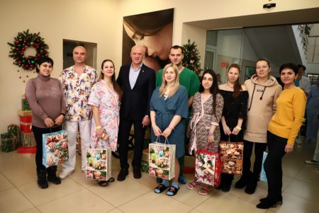 Первый родившийся в новом году одессит получил в подарок две коляски (фото) 