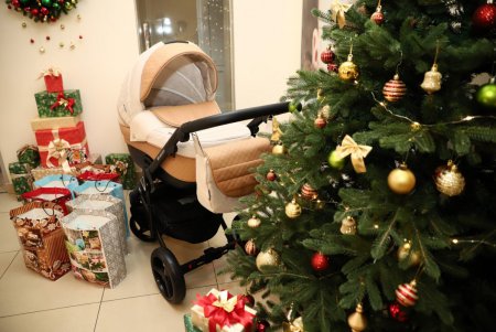 Первый родившийся в новом году одессит получил в подарок две коляски (фото) 