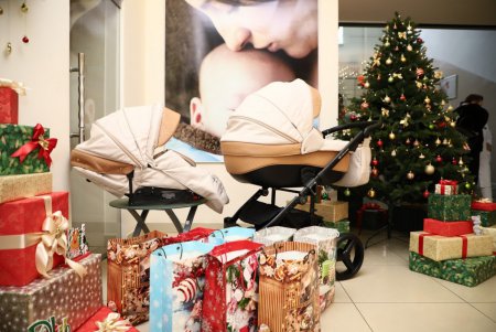 Первый родившийся в новом году одессит получил в подарок две коляски (фото) 