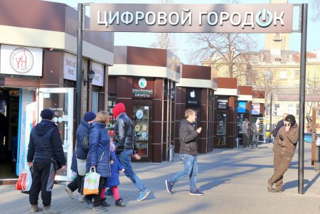 Старосенная: обновленная площадь с резиденцией Санты (фоторепортаж) 