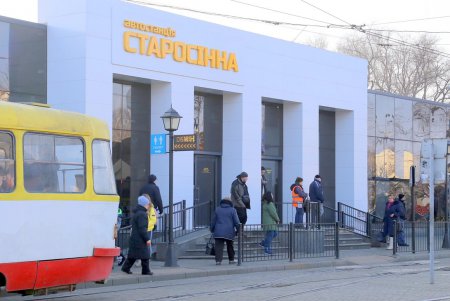 Старосенная: обновленная площадь с резиденцией Санты (фоторепортаж) 
