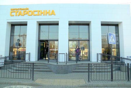 Старосенная: обновленная площадь с резиденцией Санты (фоторепортаж) 