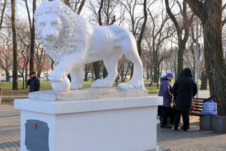 Старосенная: обновленная площадь с резиденцией Санты (фоторепортаж) 
