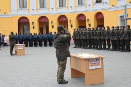 На Приморском бульваре принесли присягу Нацгвардейцы (фото)