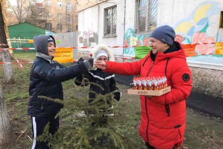 Горожане активно меняют новогодние елки на сладости (фото)