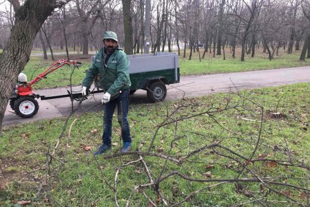 Праздники не помеха: коммунальщики приводят в порядок улицы и парки города (фото)