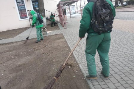 Праздники не помеха: коммунальщики приводят в порядок улицы и парки города (фото)