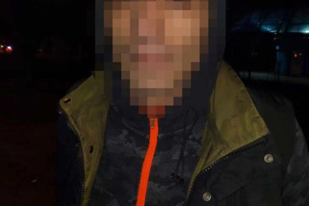 Несколько мужчин в центре города нанесли парню ножевые ранения и ограбили: один из подозреваемых задержан (фото) 