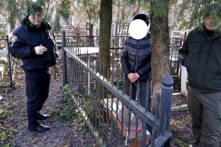 В Черноморске задержали вандала, который орудовал на кладбище (фото)