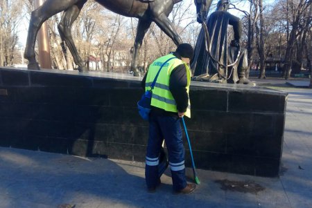 Коммунальщики отмыли памятники, которые за время праздников разрисовали вандалы (фото)