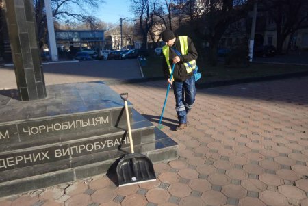 Коммунальщики отмыли памятники, которые за время праздников разрисовали вандалы (фото)