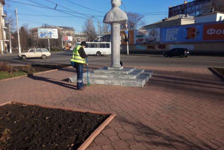 Коммунальщики отмыли памятники, которые за время праздников разрисовали вандалы (фото)