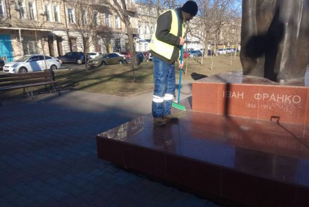 Коммунальщики отмыли памятники, которые за время праздников разрисовали вандалы (фото)