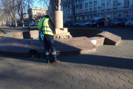 Коммунальщики отмыли памятники, которые за время праздников разрисовали вандалы (фото)