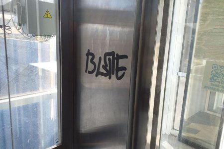 Коммунальщики отмыли памятники, которые за время праздников разрисовали вандалы (фото)