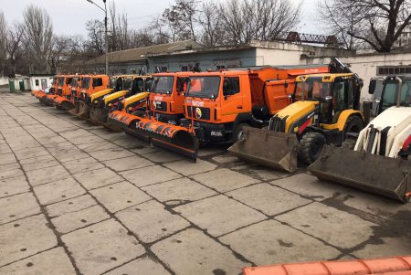 Очищать улицы города во время снегопадов готовы около 500 коммунальщиков с помощью 100 единиц техники (фото)
