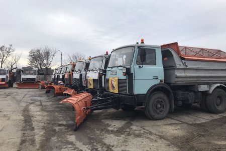Очищать улицы города во время снегопадов готовы около 500 коммунальщиков с помощью 100 единиц техники (фото)