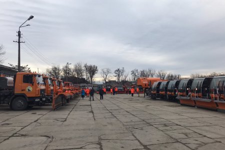 Очищать улицы города во время снегопадов готовы около 500 коммунальщиков с помощью 100 единиц техники (фото)