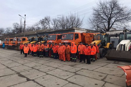 Очищать улицы города во время снегопадов готовы около 500 коммунальщиков с помощью 100 единиц техники (фото)